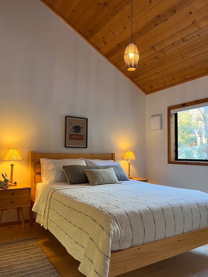 غرفة نوم بمستوى رئيسي بسرير بحجم كبير