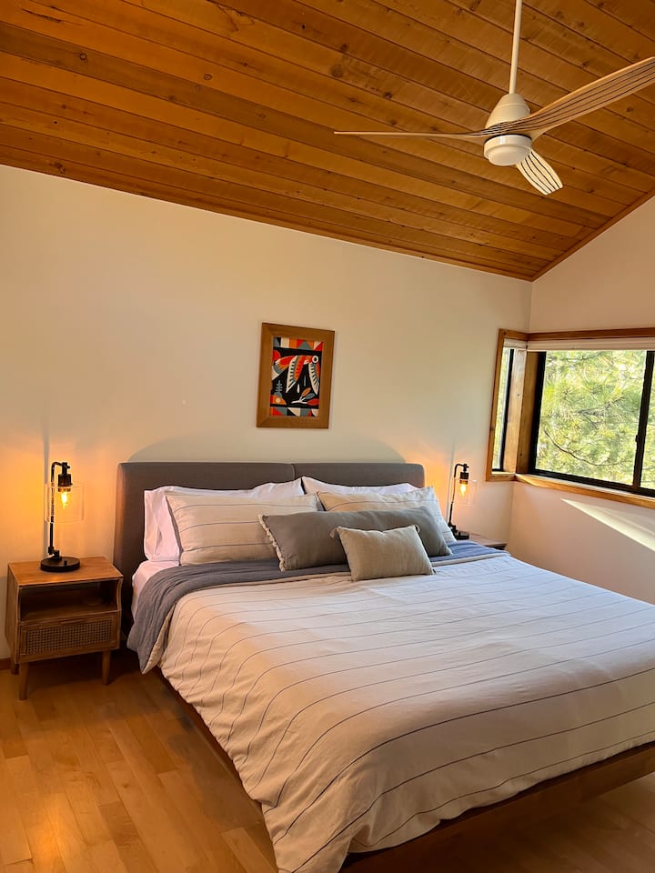 غرفة نوم رئيسية بسرير كبير