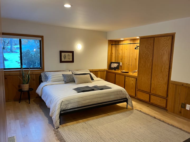 غرفة نوم بسرير كينج 