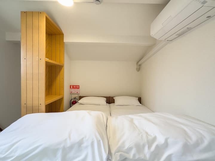 ห้องนอน 2: เตียงเดี่ยว 2 เตียง
(เราไม่สามารถจัดหาเตียงเสริมให้ได้)