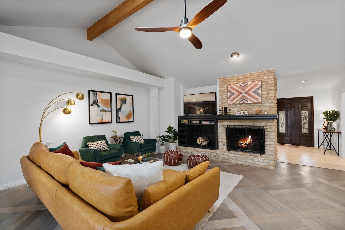 Top Airbnb: ATXpoolhaus | 3 min to Q2, Domain, & Breweries in North Lamar Rundberg