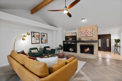 Top Airbnb: ATXpoolhaus | 3 min to Q2, Domain, & Breweries in North Lamar Rundberg