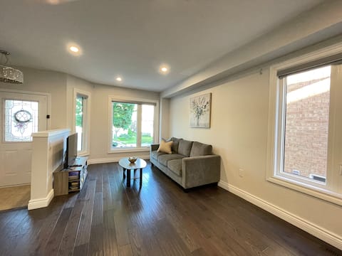 Popular Airbnb listing: Spacious home, near Wonderland w/ parking, Kingbed in Vaughan