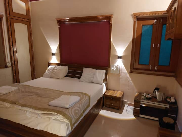 Family Hall |The Retreat Villa - Mount Abu