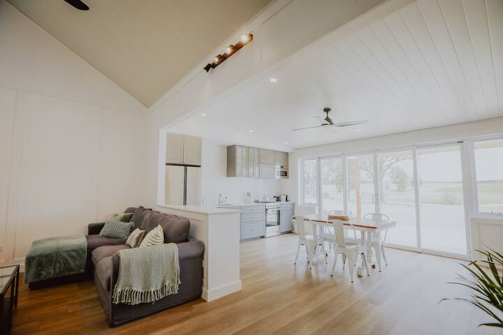 Squire’s Vineyard Luxury 1 Bedroom Suite #2 - Branxton