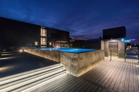 Central 2BR-2BA Rooftop Pool & BBQ,WiFi & Netflix