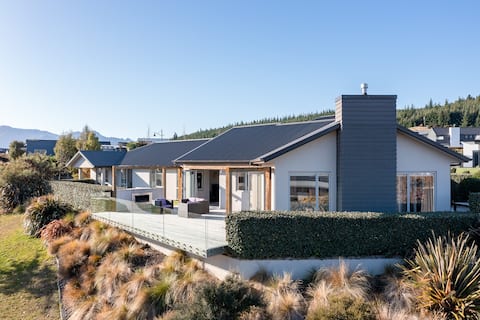Luxury Kiwi home with lake views