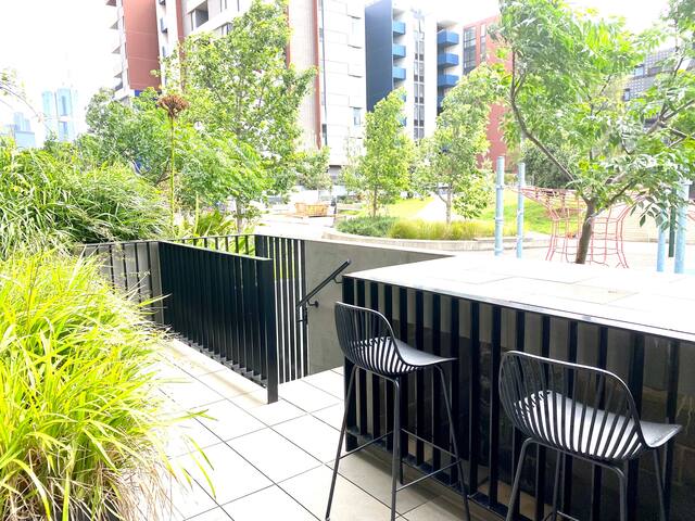 Stunning 2 bed Carlton terrace apartment +carpark gallery image 5