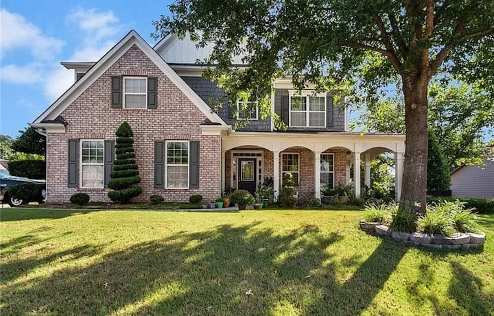Stylish Luxury Home W/  Jacuzzi - Gainesville, GA