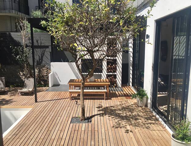 Oasis off trendy Kloof Street gallery image 2