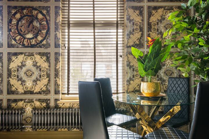 Luxury Versace Sleeps 10 HotTub Cinema Games Room gallery image 2