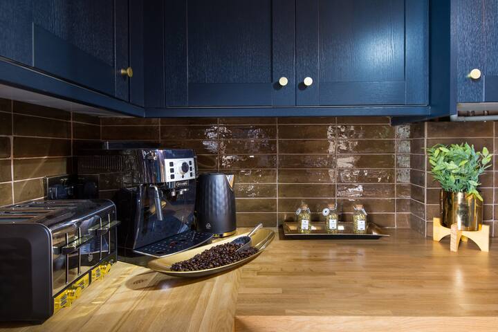 Luxury Versace Sleeps 10 HotTub Cinema Games Room gallery image 5