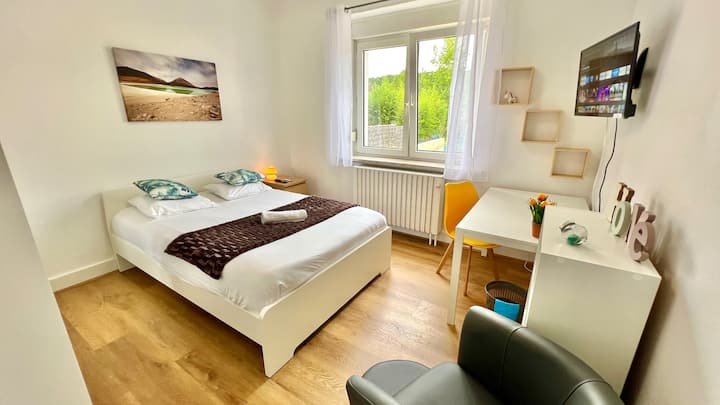 高级客房「Laguna Verde」，可欣赏花园景观，面积为14平方米，配有书桌、电视……