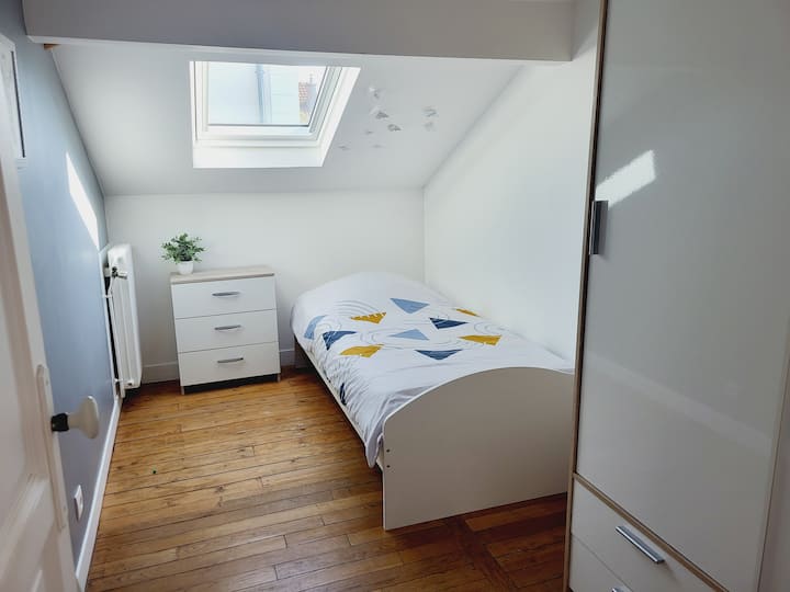 ห้องนอน 4 (เตียงเดี่ยวกว้าง 90 ซม.)