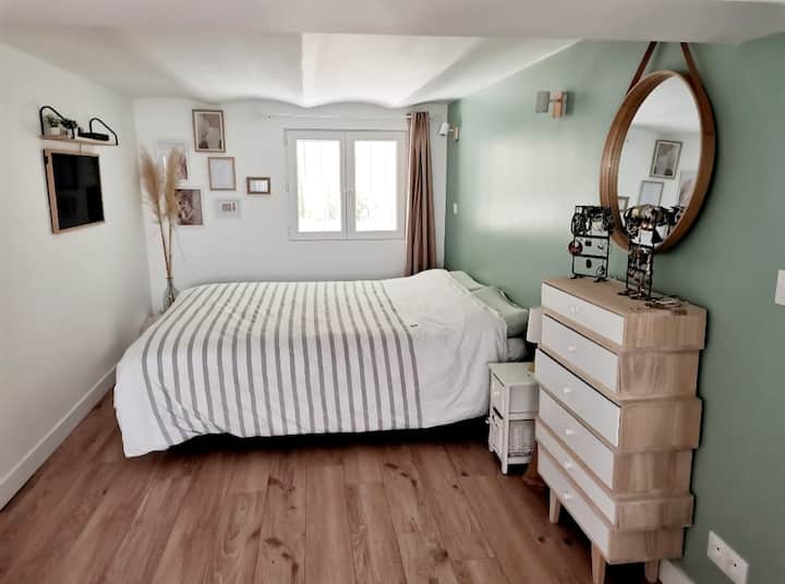 ห้องนอน 1 (เตียงคู่กว้าง 140 ซม.) พร้อมห้องแต่งตัวห้องอาบน้ำและโถสุขภัณฑ์ที่แนบมา