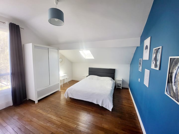 ห้องนอน 2 (เตียงคู่กว้าง 140 ซม.) พร้อมห้องน้ำในตัวและห้องสุขา