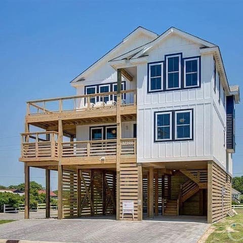 Successful Airbnb property: Waterfront Retreat | 4 King Suites | Sunset Views in Salvo