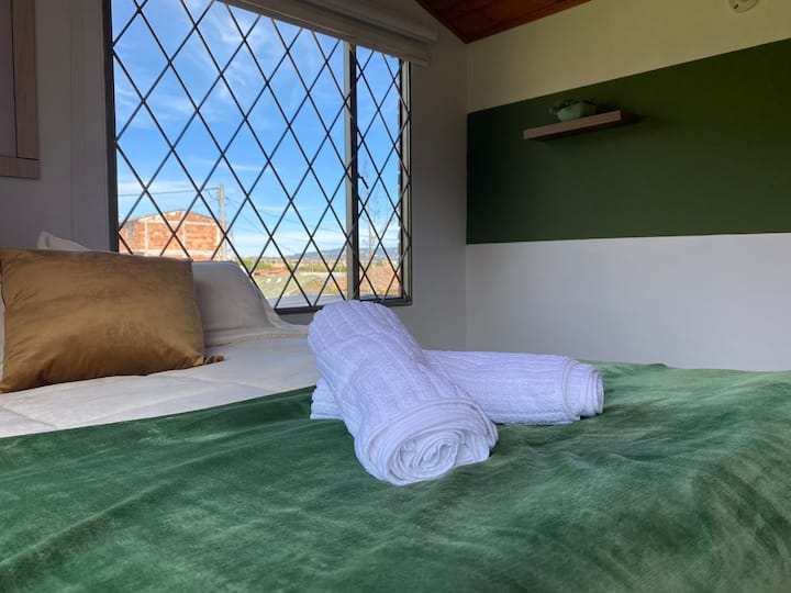 سرير مزدوج ومساعد