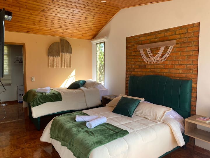 سرير فردي وسريران مزدوجان