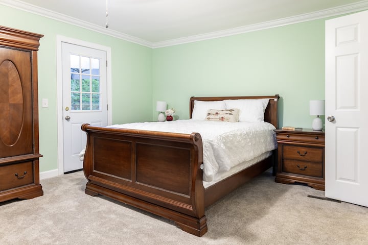 Primarna spavaća soba s komodama i ormarom.  Vrata na balkon na 2. katu.