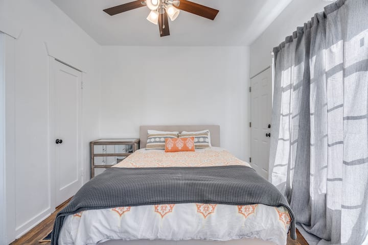 Kitanda cha ukubwa wa Malkia na kabati kubwa la kutembea