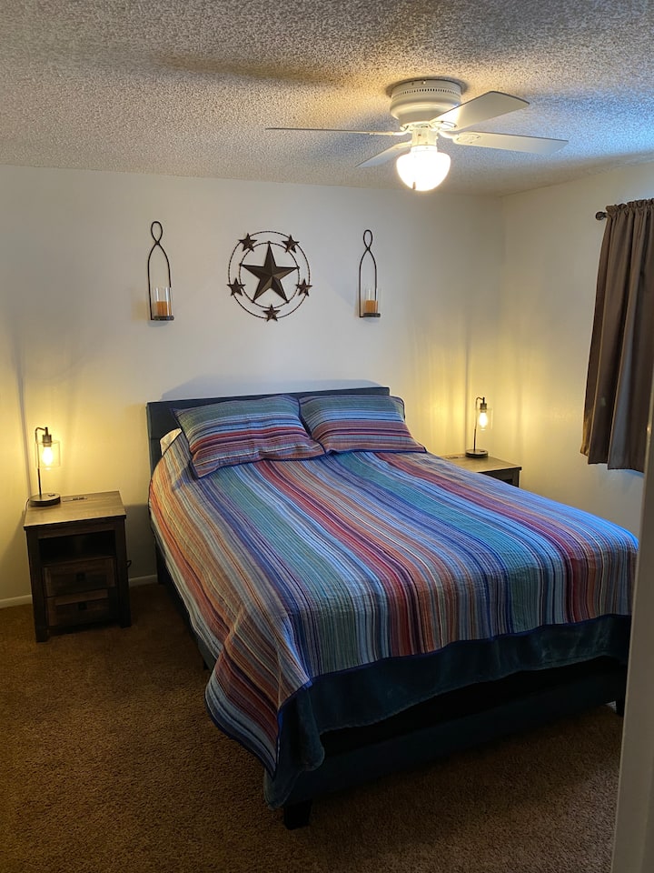 Chambre Queen à l'étage avec chargeurs USB/ téléphone intégrés dans les tables de nuit 