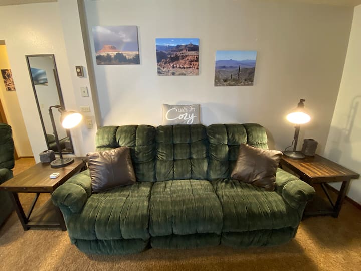 Canapé de grande taille dans le salon avec 2 fauteuils inclinables