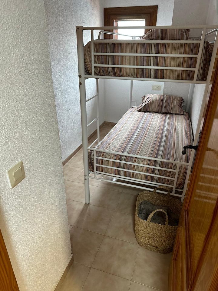 Habitación 3. Con litera y armario empotrado.
