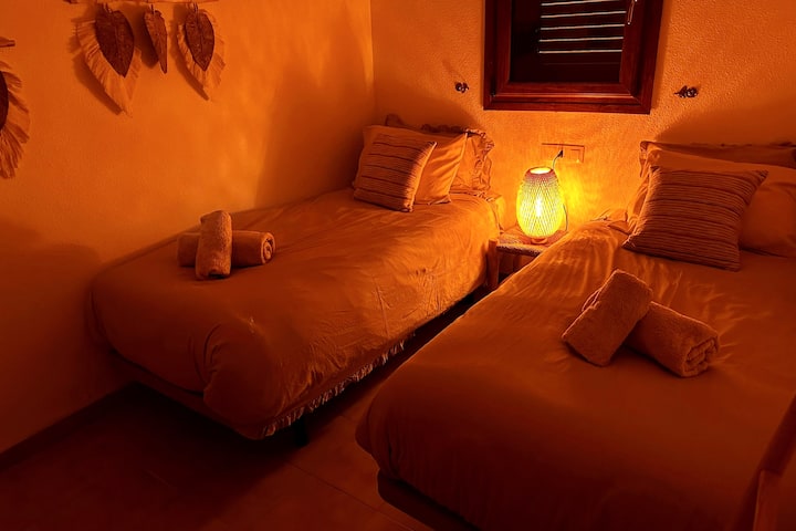 Dormitorio 2. Posibilidad de fusionar las camas individuales en una cama doble.