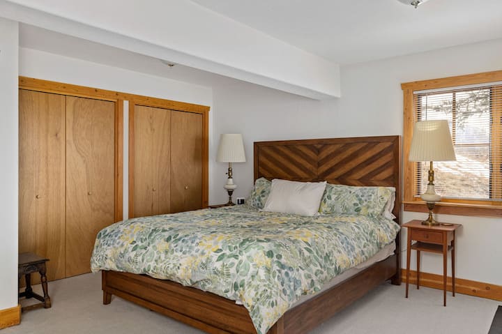 Оваа втора главна спална соба се наоѓа во приватен анекс на околу 10 скали надвор од балконот на главното ниво. Приватна бања. 