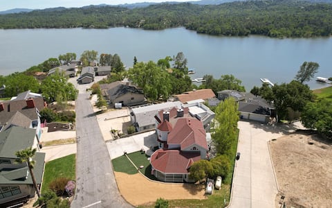 Visit our Family Lake House, walk to Dock +boats