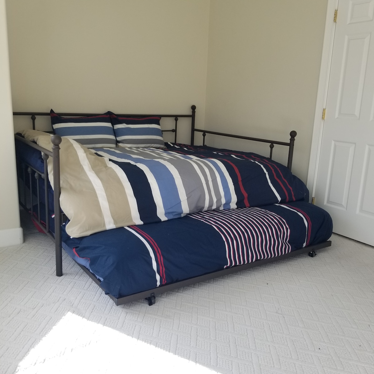 Dormitorio 4 en la planta principal
Tiene sofá cama tamaño queen y cama nido de tamaño completo.