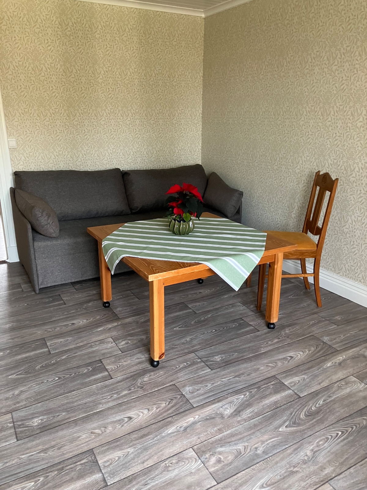 Dhomë ndenjeje me divan krevat për 2 persona 