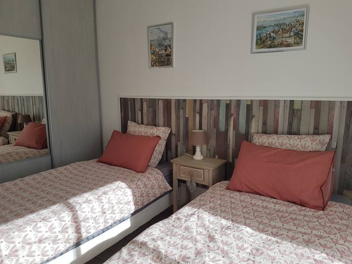 ห้องนอนพร้อมเตียงขนาด 90 x 200