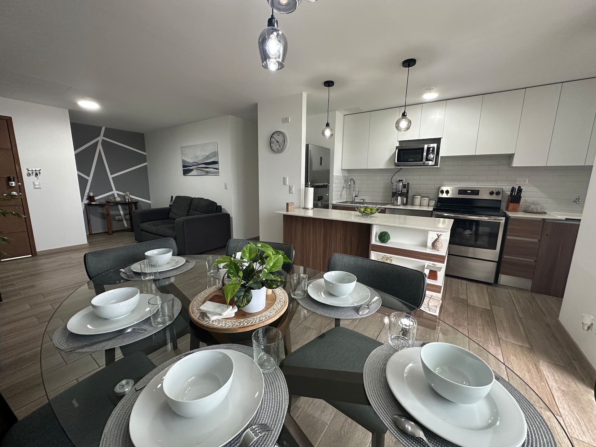*New* Apt. Zone 14 Good Location in the City