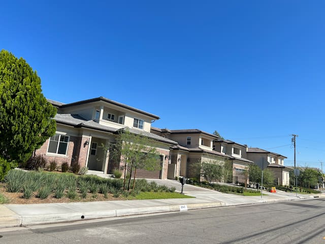 New construction cozy home 4b/4.5bath