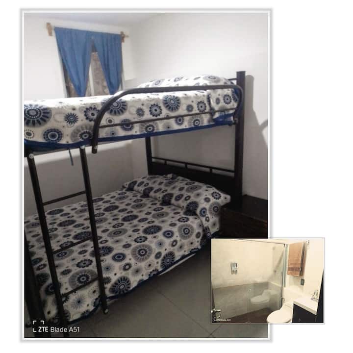 Chambre lit superposée double dans villa de 4 chambres avec salle de bains complète incluse !