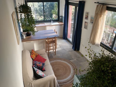 Popular Airbnb listing: Quiet independent studio with pool in Montpellier