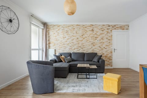 Spacious and bright 4 room apartment near the Seine