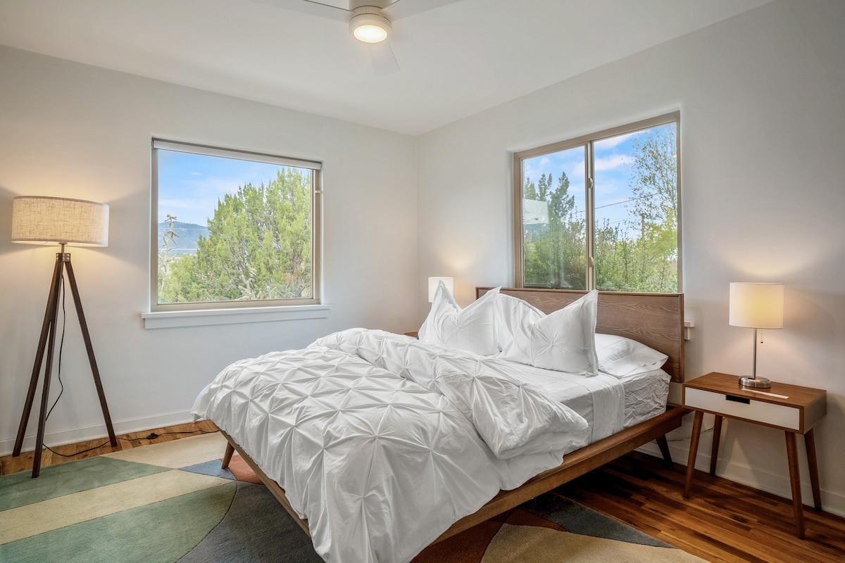 Спална соба инспирирана од средниот век со удобен брачен кревет (широк 150-179 см). Уживајте во погледот на планините и слушајте ги птиците кога ќе се разбудите наутро.