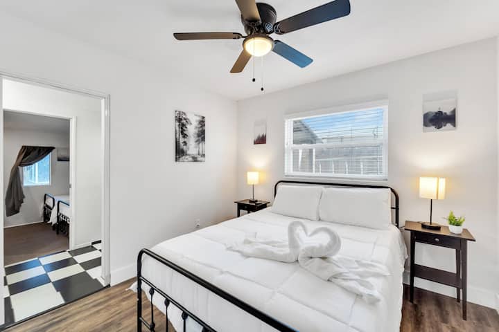 Chambre n °3 - lit Queen Size avec télévision connectée pour vous permettre de profiter de tous vos spectacles préférés !