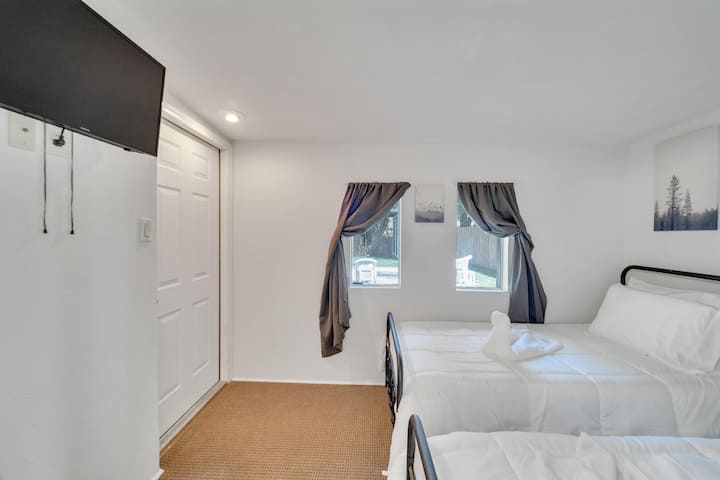 Chambre n °2 - Deux lits jumeaux et une télévision connectée pour toutes vos plates-formes de streaming préférées !