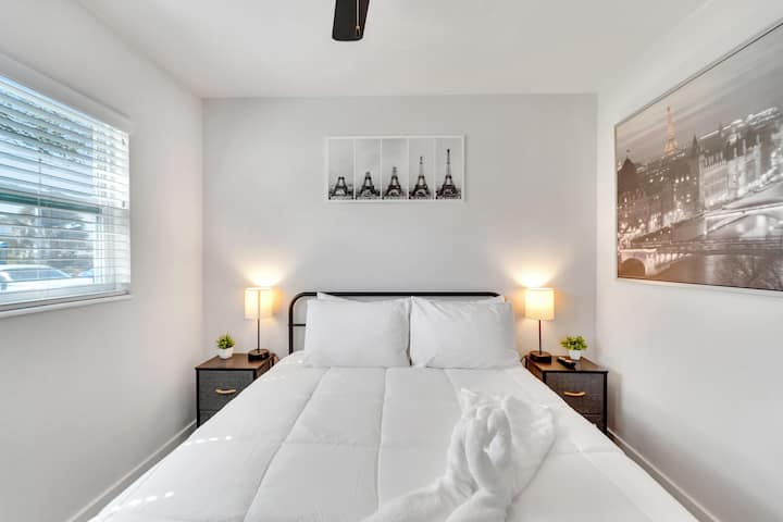 Chambre n °2 - lit Queen Size avec télévision connectée pour vous détendre et regarder un film !