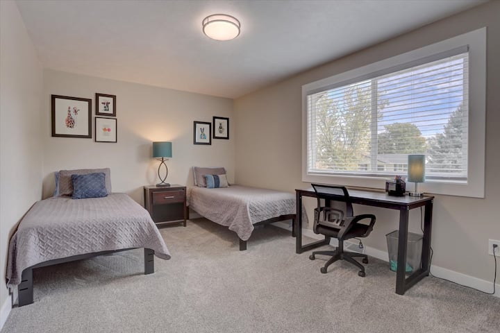 غرفة النوم رقم3 -  سريران متماثلان