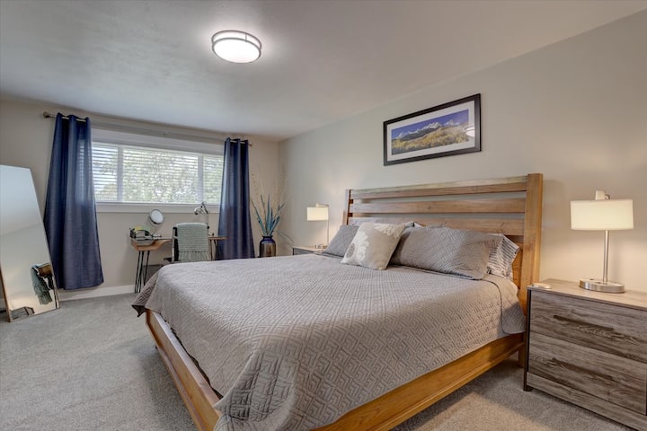 غرفة النوم الرئيسية سرير كينج