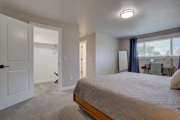 غرفة النوم الرئيسية سرير كينج