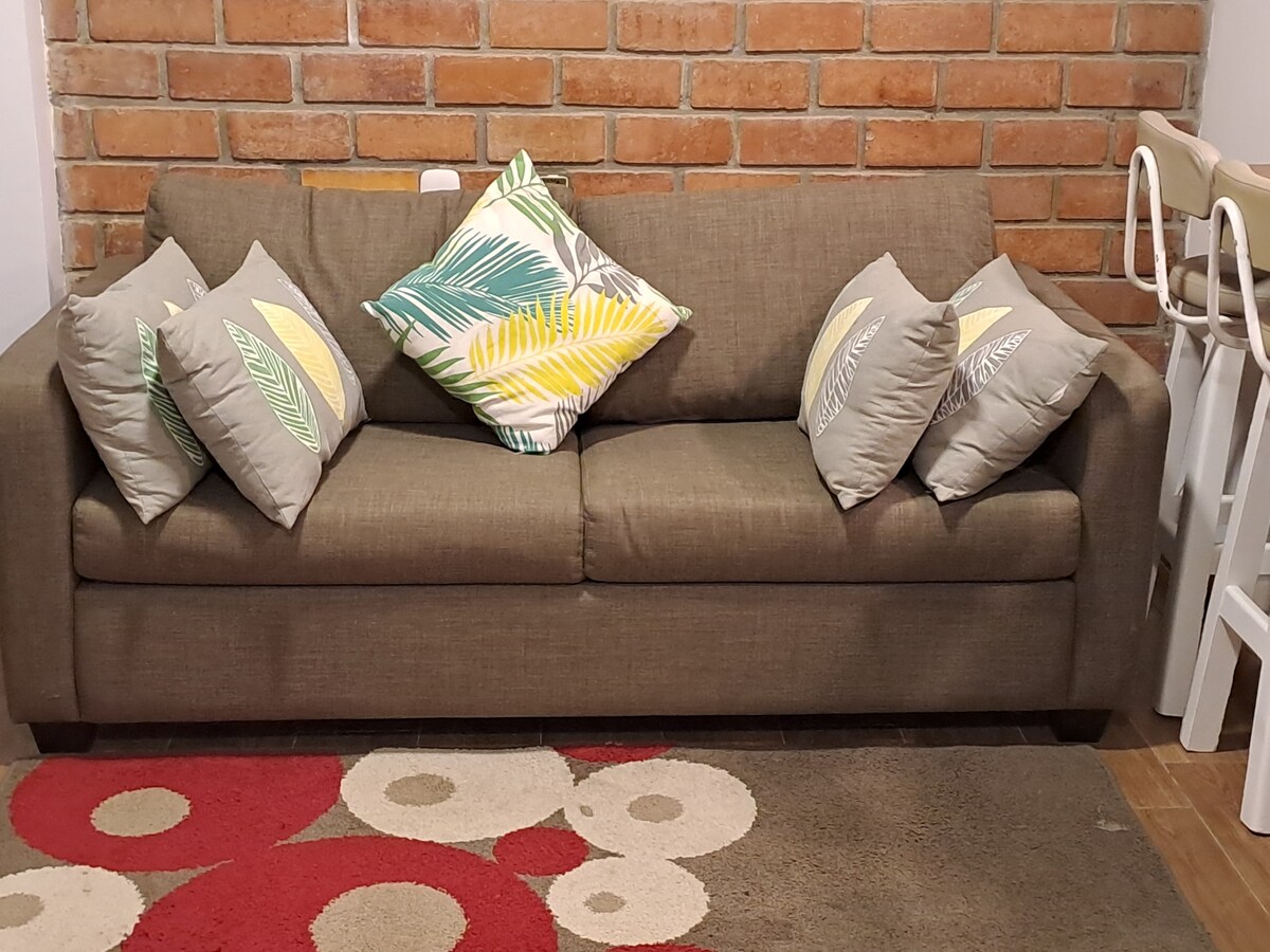 KATI I PARË: divan-krevat me 2 vende që ndodhet në zonën e kuzhinës dhe në dhomën e televizorit.