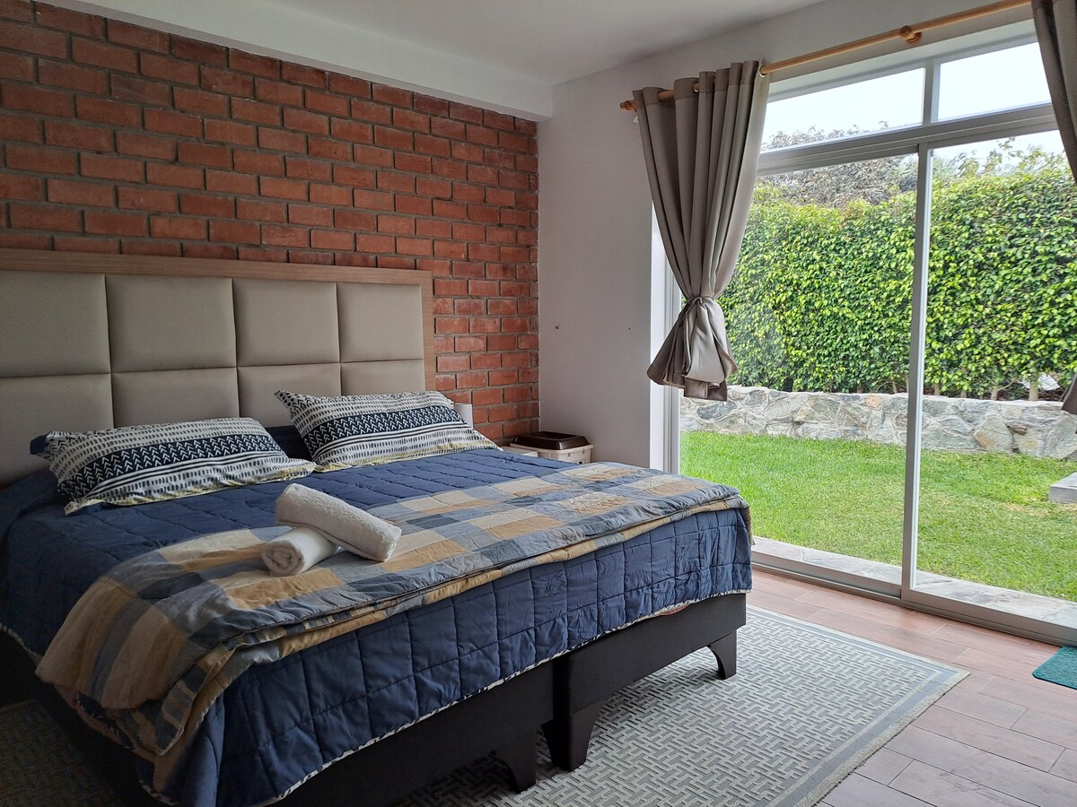 KATI I PARË: Dhoma e dytë e gjumit, krevati dopio "king". Përfshin televizorin me sinjal kabllor DirectTV, dollapin dhe banjën e kompletuar, ekranin me dalje në kopshtin e pasmë