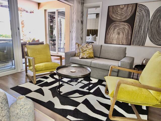 Deluxe 2 Bedroom Ground floor Apartment V&A Marina gallery image 2