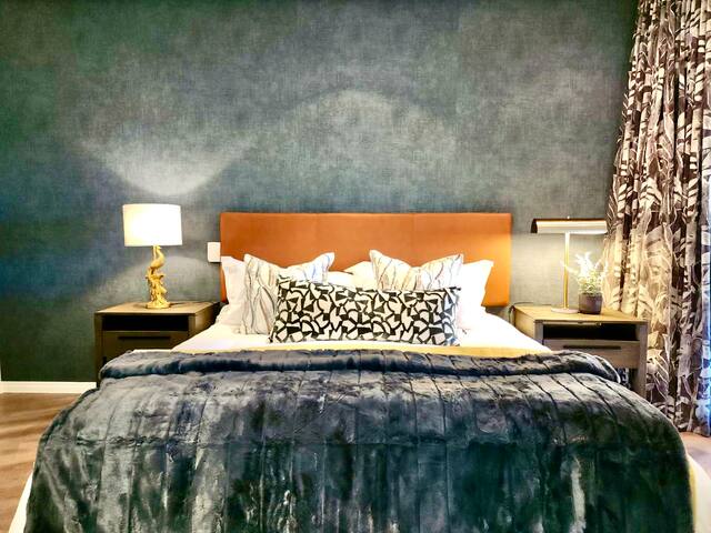 Deluxe 2 Bedroom Ground floor Apartment V&A Marina gallery image 4